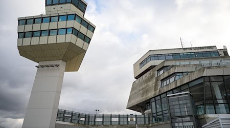 Bei der Unterbringung von Geflüchteten auf dem ehemaligen Flughafen Tegel wird künftig weniger Personal gebraucht. (Archivfoto) / Foto: Christophe Gateau/dpa