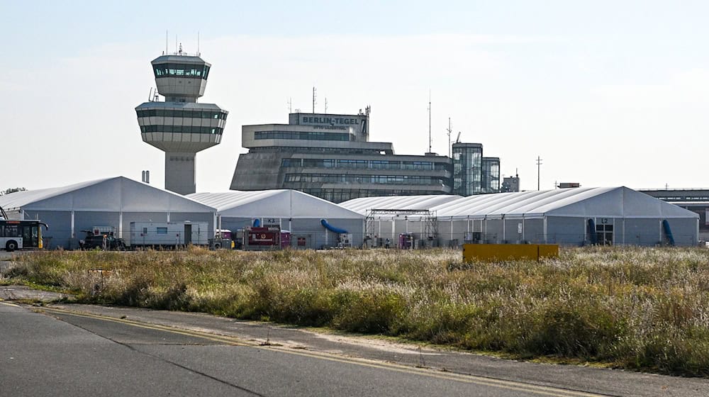 Die Großunterkunft für geflüchtete Menschen in Tegel existiert seit 2022. (Archivbild)  / Foto: Jens Kalaene/dpa
