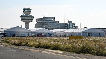 Die Großunterkunft für geflüchtete Menschen in Tegel existiert seit 2022. (Archivbild)  / Foto: Jens Kalaene/dpa