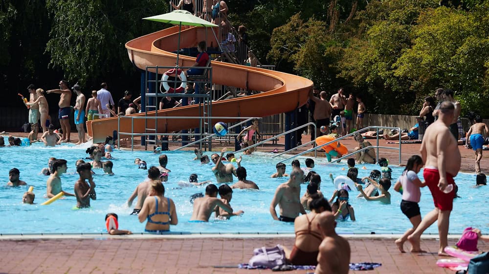 Mit dem Superferienpass kommen Kinder und Jugendliche in Berlin kostenlos ins Freibad. (Symbolbild) / Foto: Jörg Carstensen/dpa