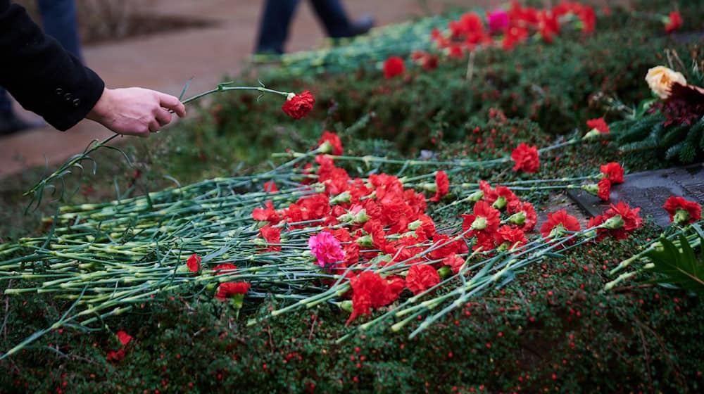 Auf dem Friedhof an der Gudrunstraße haben Unbekannte mehr als 100 Grabsteine beschmiert. (Archivbild) / Foto: Annette Riedl/dpa
