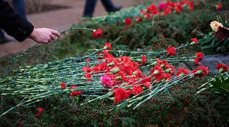 Auf dem Friedhof an der Gudrunstraße haben Unbekannte mehr als 100 Grabsteine beschmiert. (Archivbild) / Foto: Annette Riedl/dpa