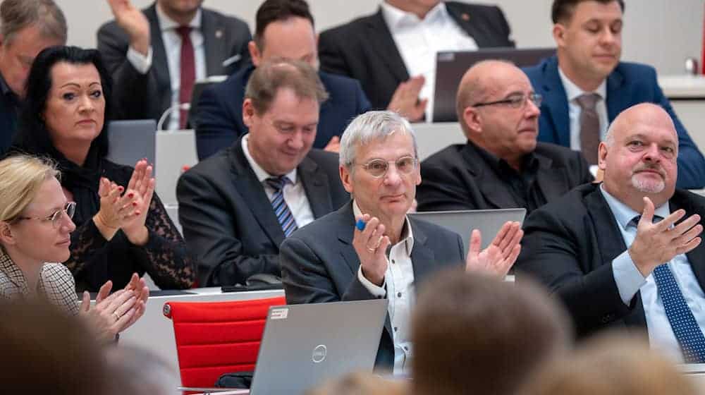 Der Verfassungsschutz hat fünf Mitglieder der AfD-Landtagsfraktion als rechtsextremistisch eingestuft (Archivbild). / Foto: Soeren Stache/dpa