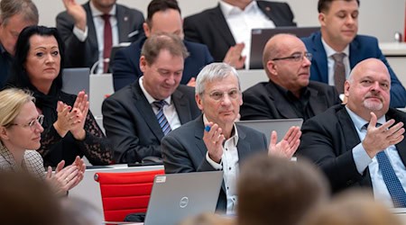 Der Verfassungsschutz hat fünf Mitglieder der AfD-Landtagsfraktion als rechtsextremistisch eingestuft (Archivbild). / Foto: Soeren Stache/dpa