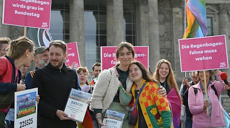 Die Initiatorin übergab den Aufruf nun an Abgeordnete von Grünen und Linke. / Foto: Malin Wunderlich/dpa