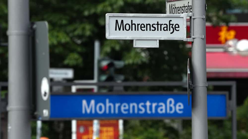 Ein Schild «Mohrenstraße» am Zieten-Platz in Mitte. (Archivbild)  / Foto: Soeren Stache/dpa