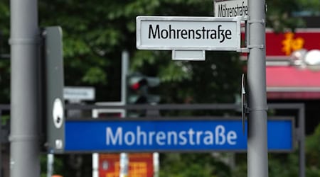 Ein Schild «Mohrenstraße» am Zieten-Platz in Mitte. (Archivbild)  / Foto: Soeren Stache/dpa