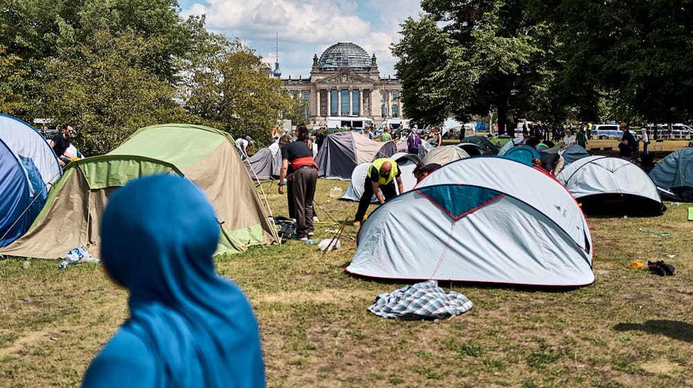 Das Camp musste am Montag auf Anordnung der Polizei umziehen. (Archivbild) / Foto: Michael Ukas/dpa