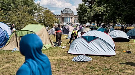 Das Camp musste am Montag auf Anordnung der Polizei umziehen. (Archivbild) / Foto: Michael Ukas/dpa