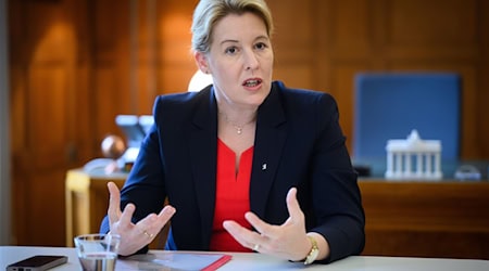 Wirtschaftssenatorin Franziska Giffey (SPD) hat noch nicht endgültig entschieden, ob sie bei der Spitzenkandidatur ins Rennen gehen will.  / Foto: Bernd von Jutrczenka/dpa