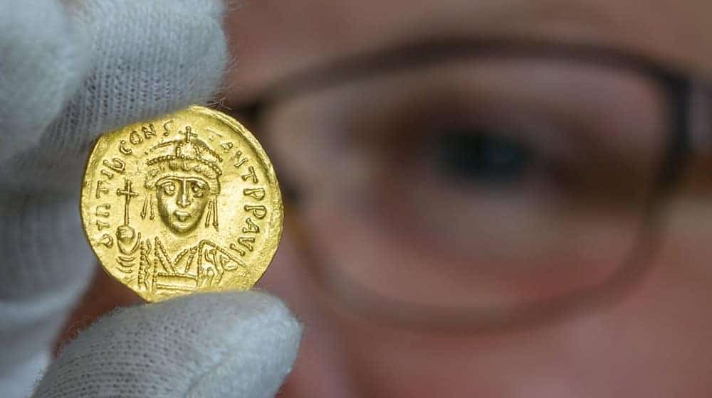 Das Angermünder Museum stellt eine Rekonstruktion des Goldfundes aus. / Foto: Patrick Pleul/dpa