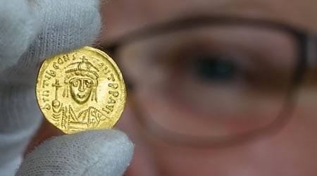 Das Angermünder Museum stellt eine Rekonstruktion des Goldfundes aus. / Foto: Patrick Pleul/dpa