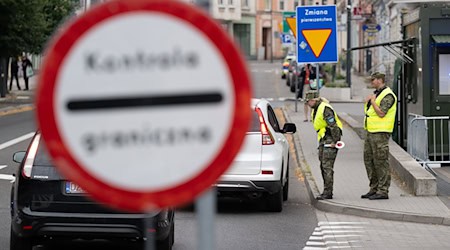 Auf polnischer Seite wird laut Innenministerium flächendeckend kontrolliert. / Foto: Sebastian Kahnert/dpa