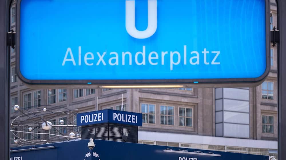 Vier Jahre nach Faustschlägen gegen einen jungen Mann ist ein damaliger Beamter der Polizeiwache am Berliner Alexanderplatz zu einer Bewährungsstrafe von elf Monaten verurteilt worden. (Symbolbild)  / Foto: Monika Skolimowska/dpa