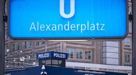 Vier Jahre nach Faustschlägen gegen einen jungen Mann ist ein damaliger Beamter der Polizeiwache am Berliner Alexanderplatz zu einer Bewährungsstrafe von elf Monaten verurteilt worden. (Symbolbild)  / Foto: Monika Skolimowska/dpa