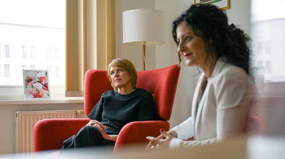 Elke Büdenbender und Sozialsenatorin Cansel Kiziltepe informieren sich gemeinsam über die Beratung für von Gewalt betroffene Frauen in Berlin.  / Foto: Katharina Kausche/dpa