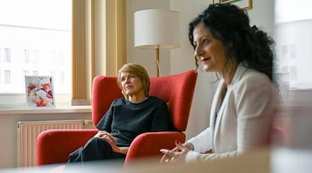 Elke Büdenbender und Sozialsenatorin Cansel Kiziltepe informieren sich gemeinsam über die Beratung für von Gewalt betroffene Frauen in Berlin.  / Foto: Katharina Kausche/dpa