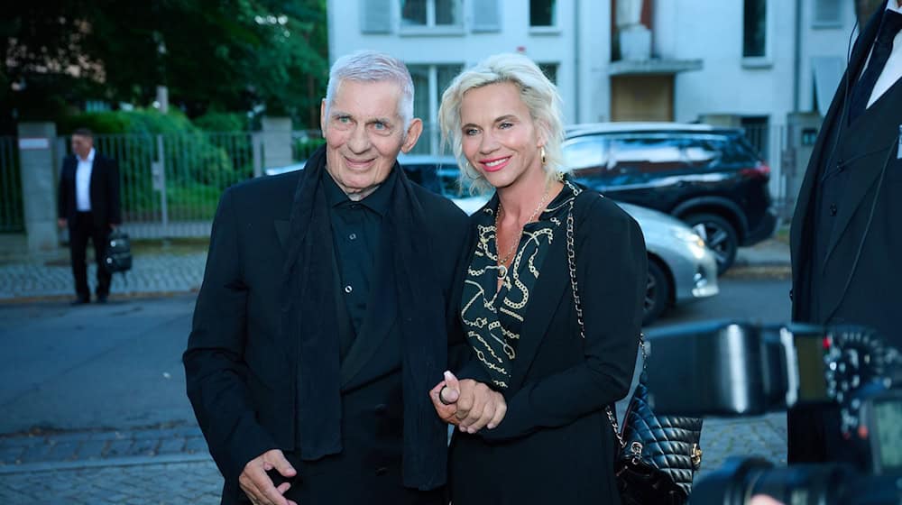 Schauspieler Heinz Hoenig kam mit seiner Frau Annika Kärsten-Hoenig zu einem Empfang nach Berlin. / Foto: Annette Riedl/dpa