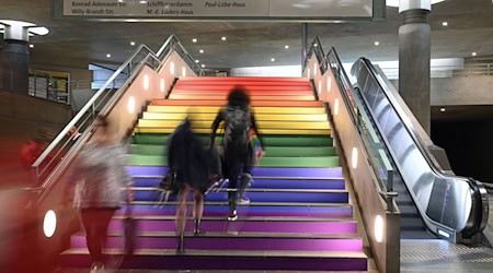Die Berliner Verkehrsbetriebe setzen ein Zeichen mit Regenbogenfarben. / Foto: Malin Wunderlich/dpa