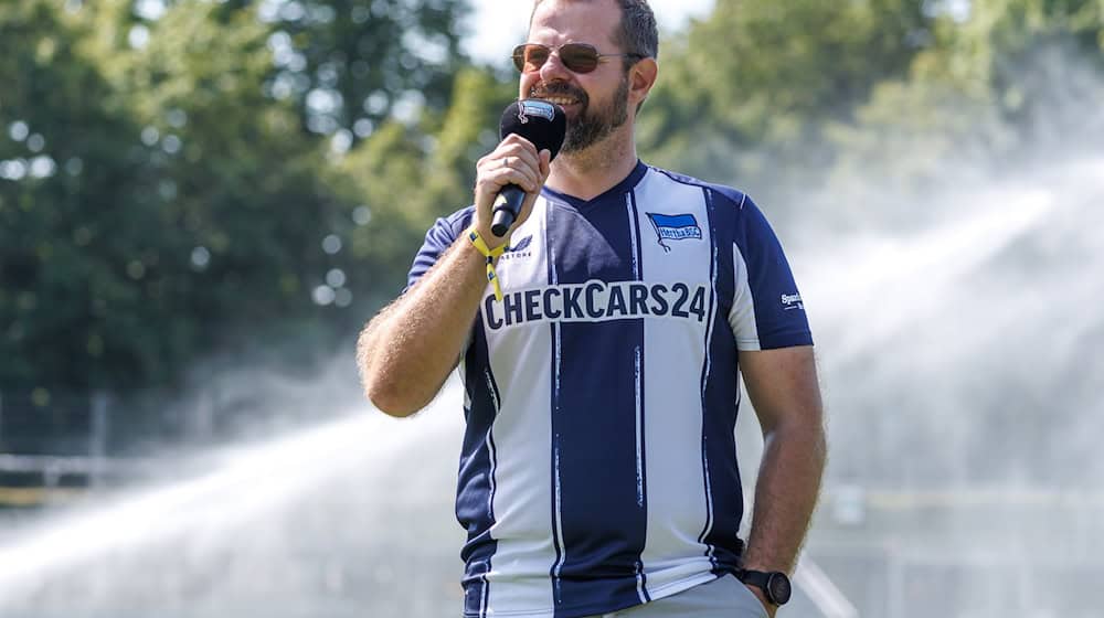 Hertha-Präsident Fabian Drescher stimmt bei der Saisoneröffnung die Fans auf hohe Ziele ein. / Foto: Andreas Gora/dpa