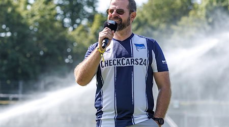 Hertha-Präsident Fabian Drescher stimmt bei der Saisoneröffnung die Fans auf hohe Ziele ein. / Foto: Andreas Gora/dpa