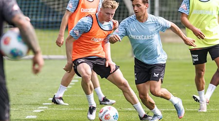 Julian Eitschberger (l.) will sich bei Hertha durchbeißen / Foto: Andreas Gora/dpa