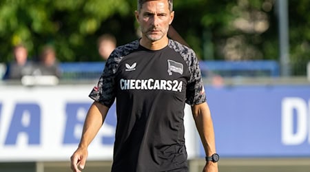 Coach Stefan Leitl muss auf einige Profis verzichten. / Foto: Soeren Stache/dpa
