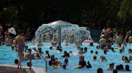 Das Sommerbad Kreuzberg ist gut besucht bei hochsommerlichen Temperaturen. (Archivbild)  / Foto: Jörg Carstensen/dpa