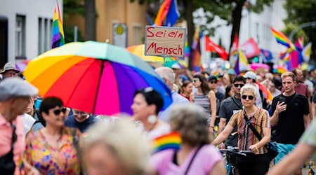 Hunderte Menschen machen beim Christopher Street Day in Falkensee für Vielfalt mit. / Foto: Christoph Soeder/dpa