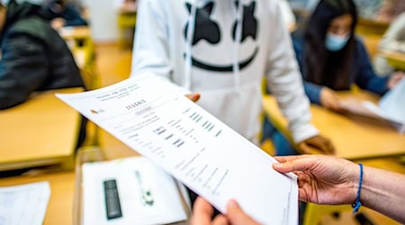 Kurz vor den Sommerferien bekommen Schülerinnen und Schüler an insgesamt 942 Schulen in Brandenburg ihre Zeugnisse. (Symbolbild) / Foto: David Inderlied/dpa