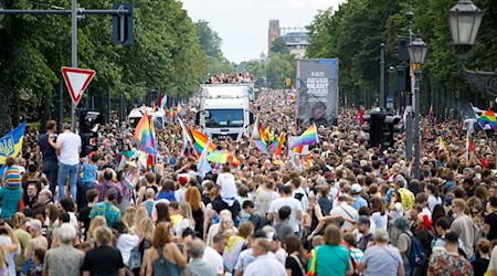 Rund 100.000 Teilnehmer ziehen feiernd durch die Straßen.  / Foto: Carsten Koall/dpa