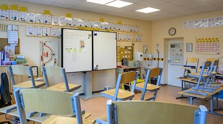 Die Sommerferien beginnen - für die nächsten Wochen bleiben die Klassenzimmer leer. (Symbolfoto)  / Foto: Patrick Pleul/dpa