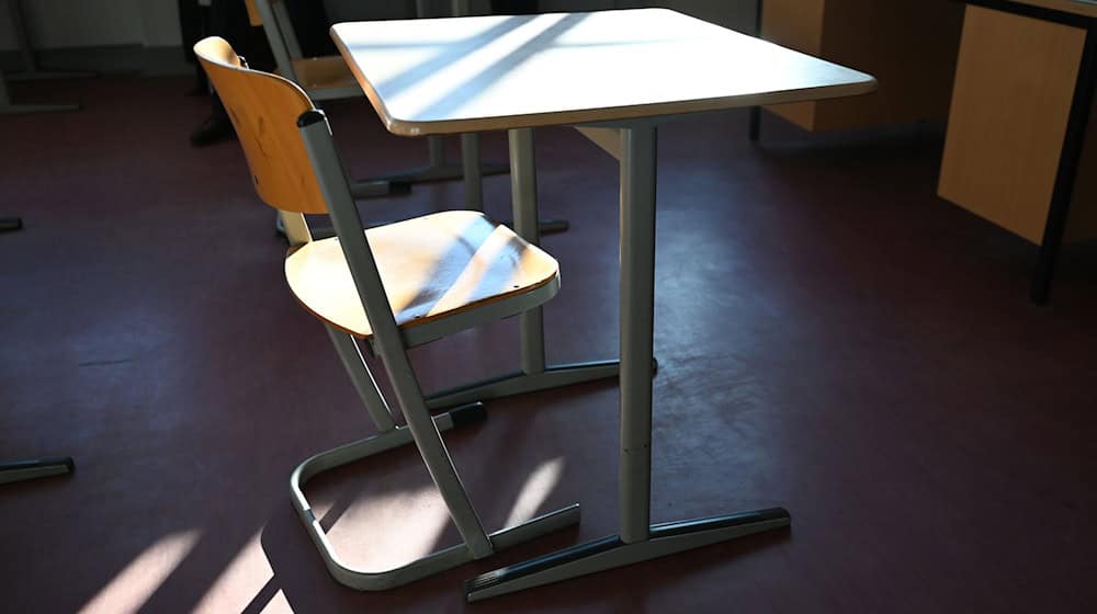 Kommunen fordern einen hohen Anteil am Milliardenpaket für Infrastruktur und Klimaschutz. Denn:  Aus ihrer Sicht muss dringend in Schulen, Straßen und Sportanlagen investiert werden. (Symbolbild) / Foto: Elisa Schu/dpa