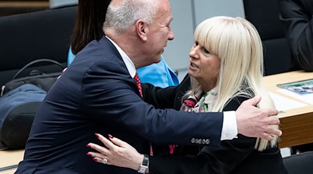 Berlins Regierender Bürgermeister Kai Wegner (CDU) und Innensenatorin Iris Spranger (SPD) haben sich inzwischen über das Einbürgerungsverfahren ausgetauscht. ( / Foto: Fabian Sommer/dpa