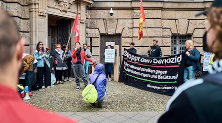 Ein 32-Jähriger, der einem jüdischen Studenten den Zugang zu einem von propalästinensischen Aktivisten besetzten Hörsaal verweigert hatte, ist der Nötigung schuldig gesprochen worden. Vor dem Gebäude kam es zu einer Solidaritätskundgebung mit dem Angeklagten. (Foto aktuell)  / Foto: Michael Ukas/dpa