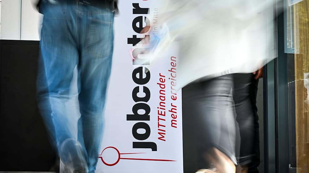 Im Juli waren in Berlin etwas mehr Arbeitslose gemeldet als im Vormonat. (Archivbild) / Foto: Jens Kalaene/dpa