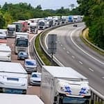 Lastwagen stauen sich auf der Autobahn A12 in Richtung Polen vor der Bundesgrenze.  / Foto: Patrick Pleul/dpa