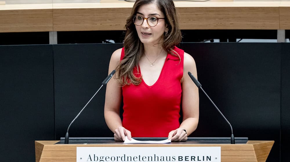 Grünen-Abgeordnete Tuba Bozkurt würde das Neutralitätsgesetz gerne abschaffen.  / Foto: Fabian Sommer/dpa
