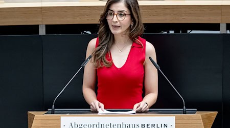 Grünen-Abgeordnete Tuba Bozkurt würde das Neutralitätsgesetz gerne abschaffen.  / Foto: Fabian Sommer/dpa