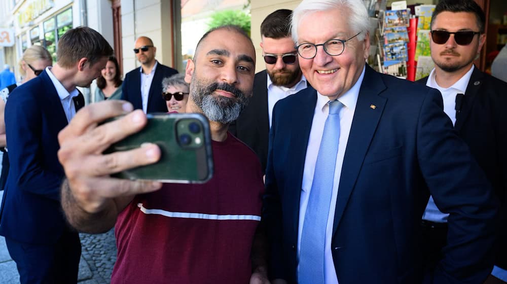 Der Bundespräsident kann sich offenbar mit Selfies anfreunden. / Foto: Bernd von Jutrczenka/dpa