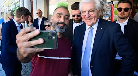 Der Bundespräsident kann sich offenbar mit Selfies anfreunden. / Foto: Bernd von Jutrczenka/dpa