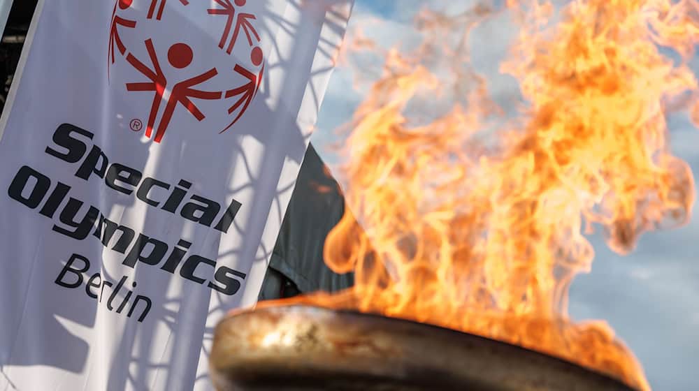 Die Flamme der Hoffnung brennt bei der Eröffnung der Landesspiele der Special Olympics / Foto: Andreas Gora/dpa