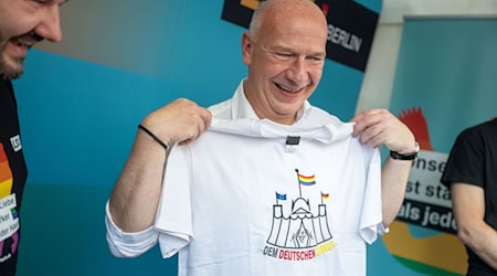 Berlins Regierender Bürgermeister Kai Wegner (CDU) hat beim lesbisch-schwulen Stadtfest ein T-Shirt geschenkt bekommen.  / Foto: Christophe Gateau/dpa