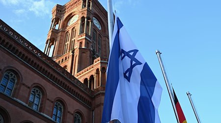 Israels Flagge weht schon länger vor dem Roten Rathaus neben anderen Fahnen. (Archivbild) / Foto: Katharina Kausche/dpa
