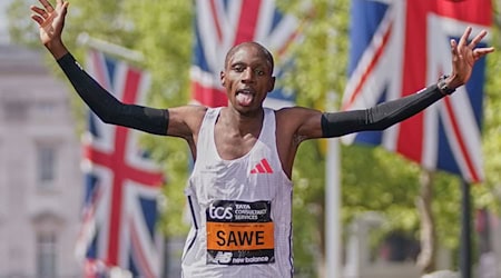 London-Sieger Sabastian Sawe tritt am 21. September beim Berlin-Marathon an. / Foto: Alberto Pezzali/AP/dpa