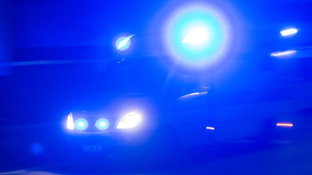 Der Beifahrer kam mit schweren Verletzungen in ein Krankenhaus. (Symbolbild) / Foto: Patrick Seeger/dpa