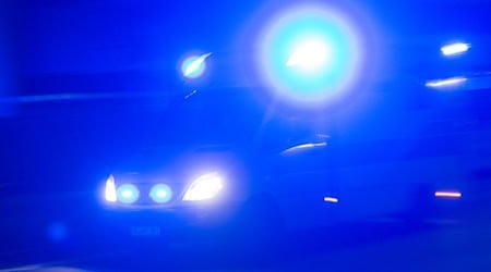 Der Beifahrer kam mit schweren Verletzungen in ein Krankenhaus. (Symbolbild) / Foto: Patrick Seeger/dpa