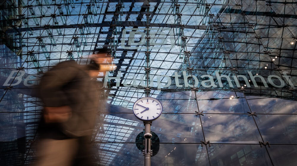 Im Berliner Hauptbahnhof wurde ein Mann mit einer Machete festgenommen. (Symbolbild) / Foto: Christoph Soeder/dpa