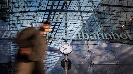 Im Berliner Hauptbahnhof wurde ein Mann mit einer Machete festgenommen. (Symbolbild) / Foto: Christoph Soeder/dpa
