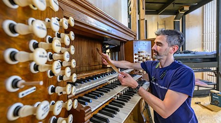 Die über 120 Jahre alte Orgel der Londoner Firma Hill & Son bildet künftig das Herzstück der Kirche. / Foto: Patrick Pleul/dpa